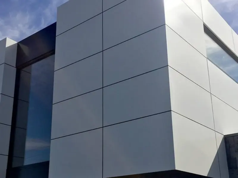 Установка панелей ACP для облицовки зданий